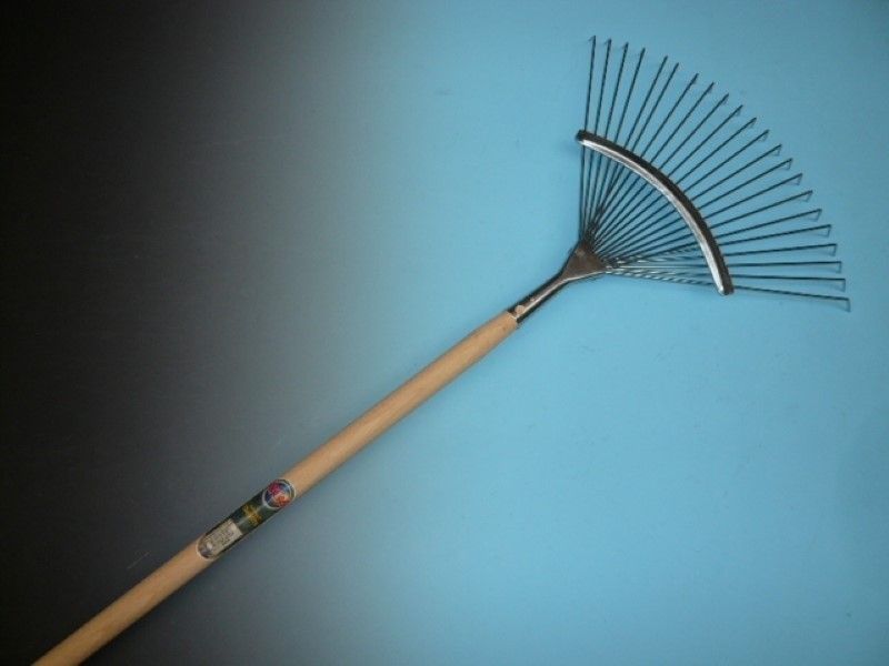 Gazonhark metaal verzinkt met 22 ronde tanden en 150cm steel